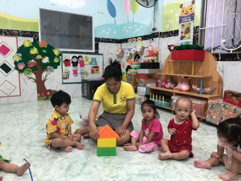 Giờ học lớp Nhà trẻ xếp chồng 