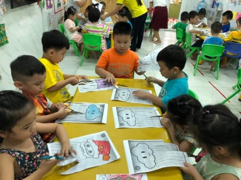 Lớp Lá: kỹ năng cầm kéo và cắt theo đường thẳng, đường cong