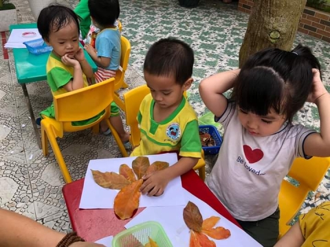Bé lớp Mầm 2 tạo hình bằng Lá Cây 