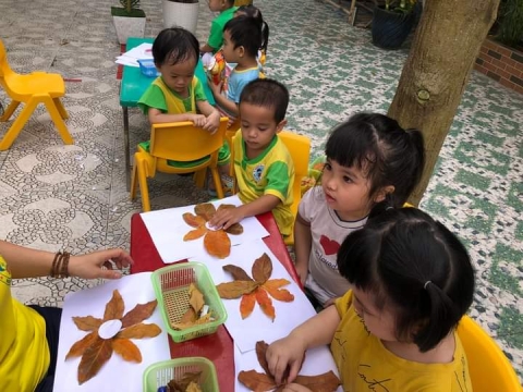 Bé lớp Mầm 2 tạo hình bằng Lá Cây 