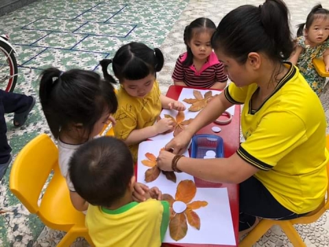 Bé lớp Mầm 2 tạo hình bằng Lá Cây 