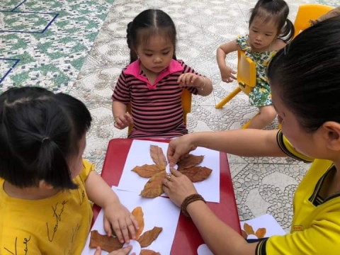 Bé lớp Mầm 2 tạo hình bằng Lá Cây 