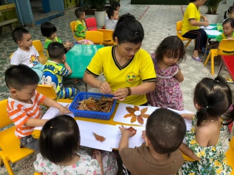 Bé lớp Mầm 2 tạo hình bằng Lá Cây 