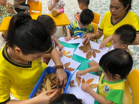 Bé lớp Mầm 2 tạo hình bằng Lá Cây 