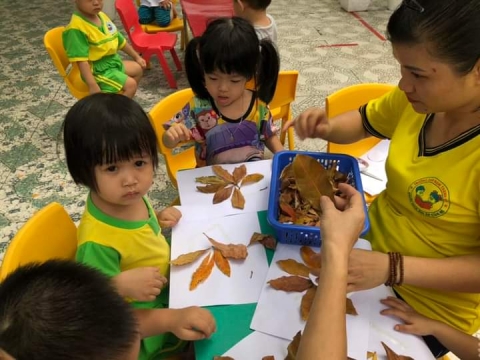 Bé lớp Mầm 2 tạo hình bằng Lá Cây 