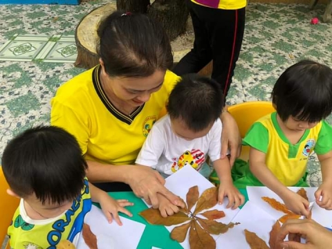 Bé lớp Mầm 2 tạo hình bằng Lá Cây 