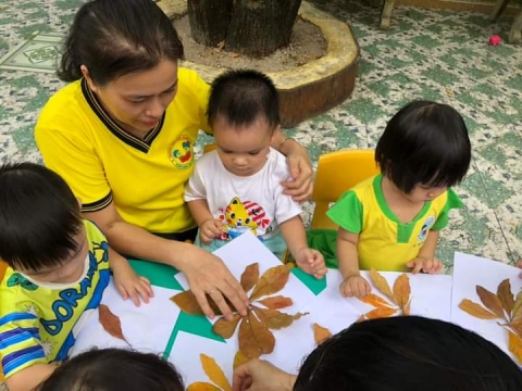 Bé lớp Mầm 2 tạo hình bằng Lá Cây 