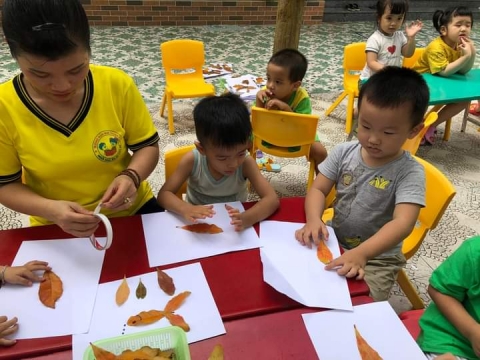 Bé lớp Mầm 2 tạo hình bằng Lá Cây 