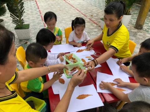 Bé lớp Mầm 2 tạo hình bằng Lá Cây 