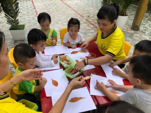Bé lớp Mầm 2 tạo hình bằng Lá Cây 