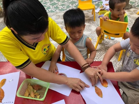 Bé lớp Mầm 2 tạo hình bằng Lá Cây 