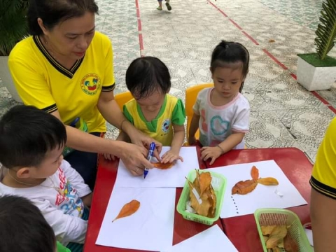 Bé lớp Mầm 2 tạo hình bằng Lá Cây 