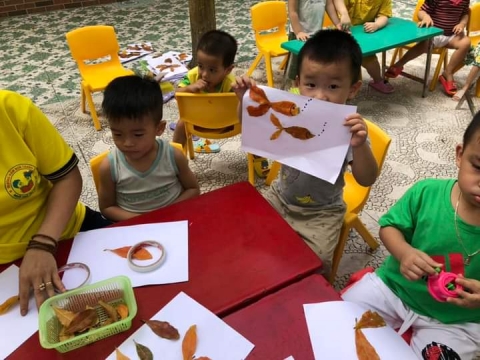 Bé lớp Mầm 2 tạo hình bằng Lá Cây 