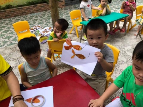 Bé lớp Mầm 2 tạo hình bằng Lá Cây 
