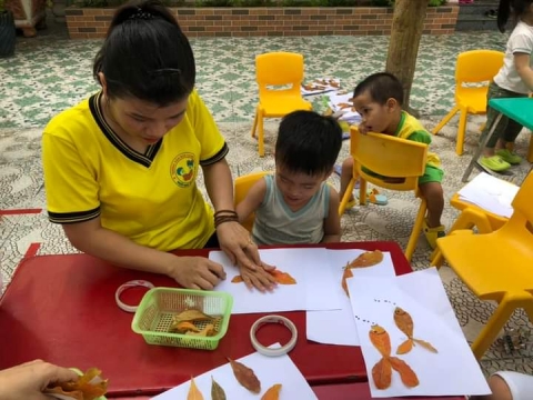 Bé lớp Mầm 2 tạo hình bằng Lá Cây 