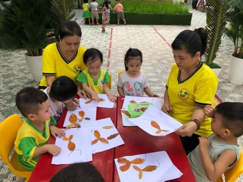 Bé lớp Mầm 2 tạo hình bằng Lá Cây 