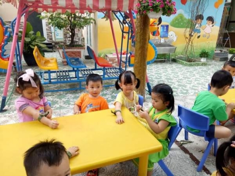 Bé chơi với Lá Dừa