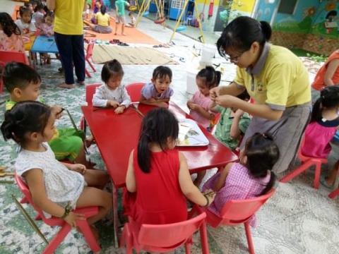 Bé chơi với Lá Dừa