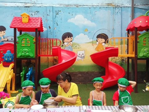 Bé làm bánh CUPCAKE 