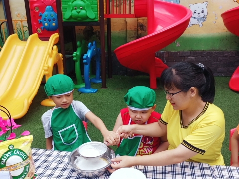 Bé làm bánh CUPCAKE 