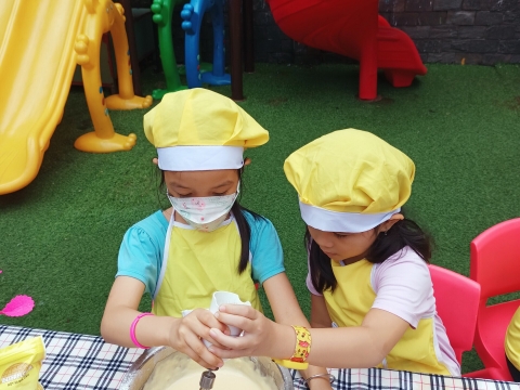 Bé làm bánh CUPCAKE 