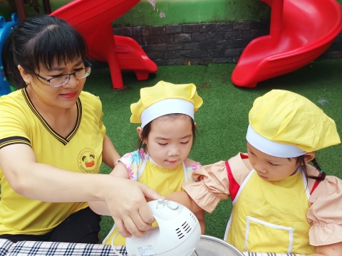 Bé làm bánh CUPCAKE 