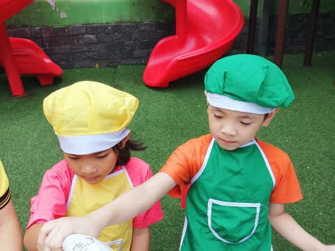 Bé làm bánh CUPCAKE 