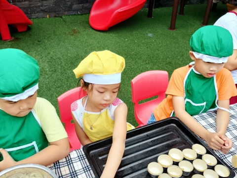 Bé làm bánh CUPCAKE 