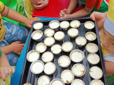 Bé làm bánh CUPCAKE 