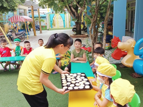 Bé làm bánh CUPCAKE 