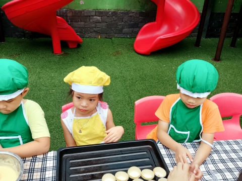 Bé làm bánh CUPCAKE 