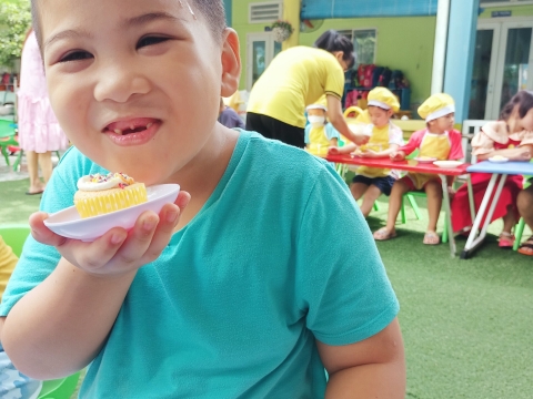 Bé làm bánh CUPCAKE 