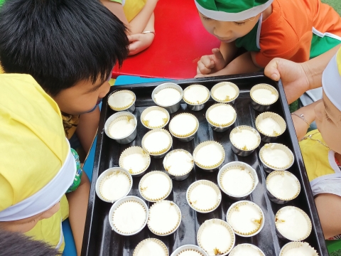 Bé làm bánh CUPCAKE 