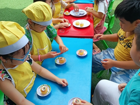 Bé làm bánh CUPCAKE 