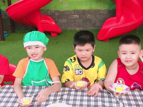 Bé làm bánh CUPCAKE 