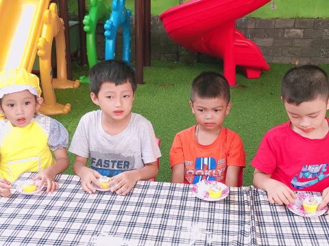 Bé làm bánh CUPCAKE 