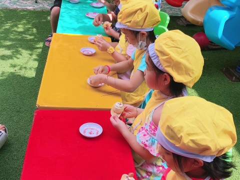 Bé làm bánh CUPCAKE 