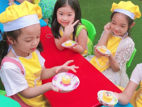 Bé làm bánh CUPCAKE 