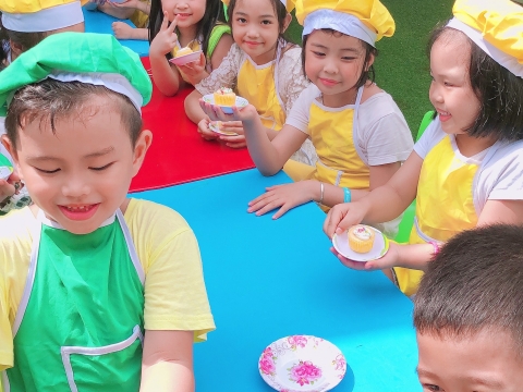 Bé làm bánh CUPCAKE 