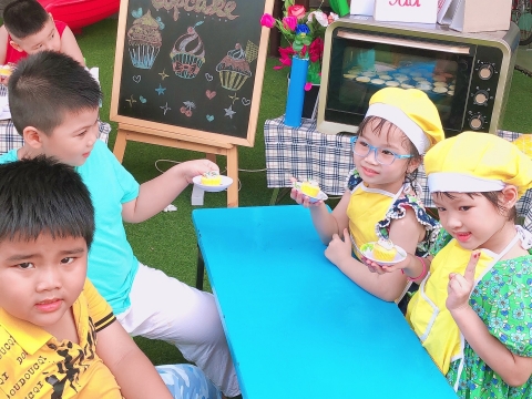 Bé làm bánh CUPCAKE 