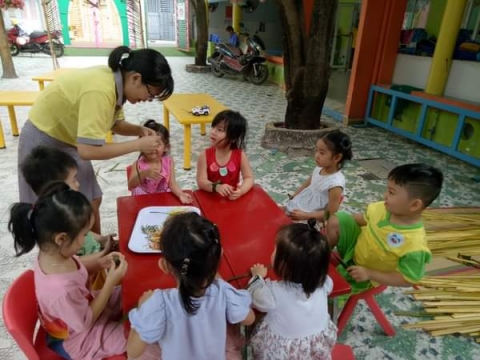 Bé chơi với Lá Dừa