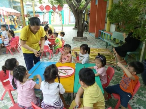 Bé chơi với Lá Dừa