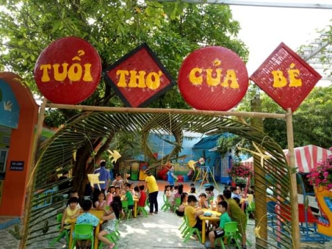 Bé chơi với Lá Dừa
