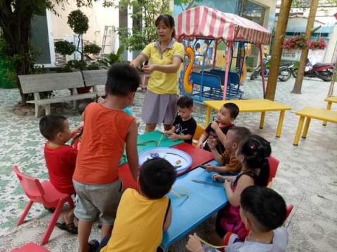 Bé chơi với Lá Dừa