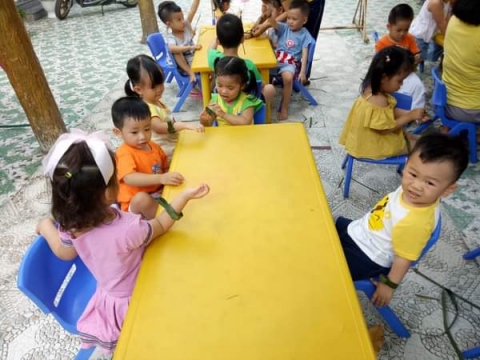 Bé chơi với Lá Dừa