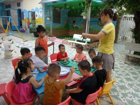 Bé chơi với Lá Dừa