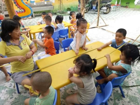 Bé chơi với Lá Dừa