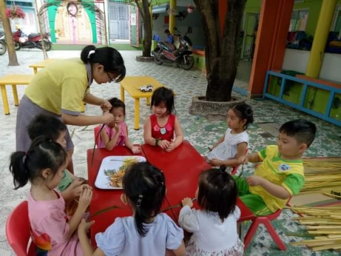 Bé chơi với Lá Dừa