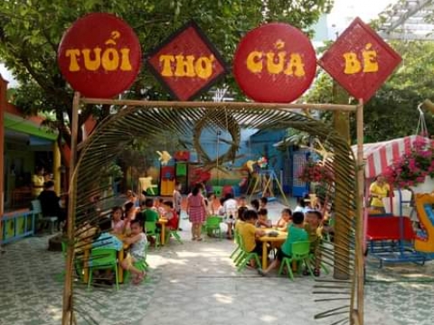 Bé chơi với Lá Dừa
