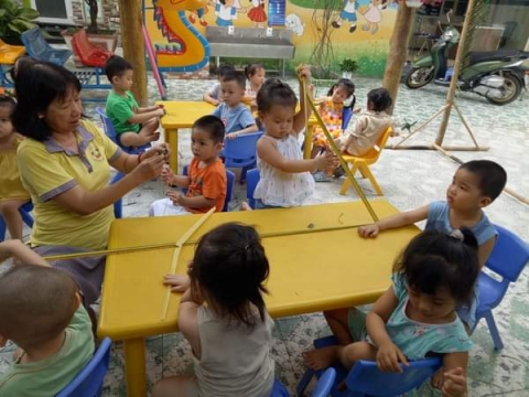 Bé chơi với Lá Dừa